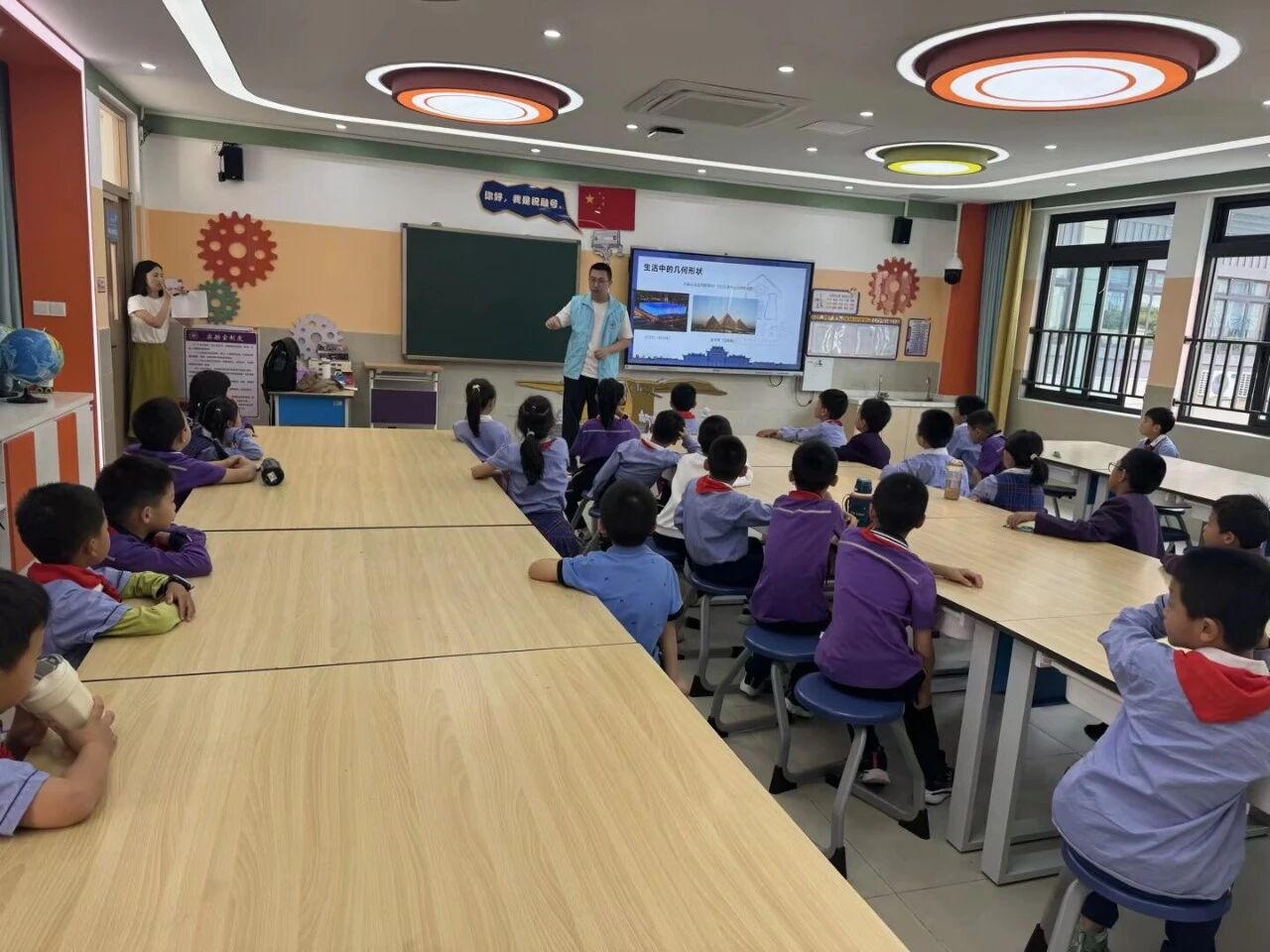 孩子们在专心致志地听讲解