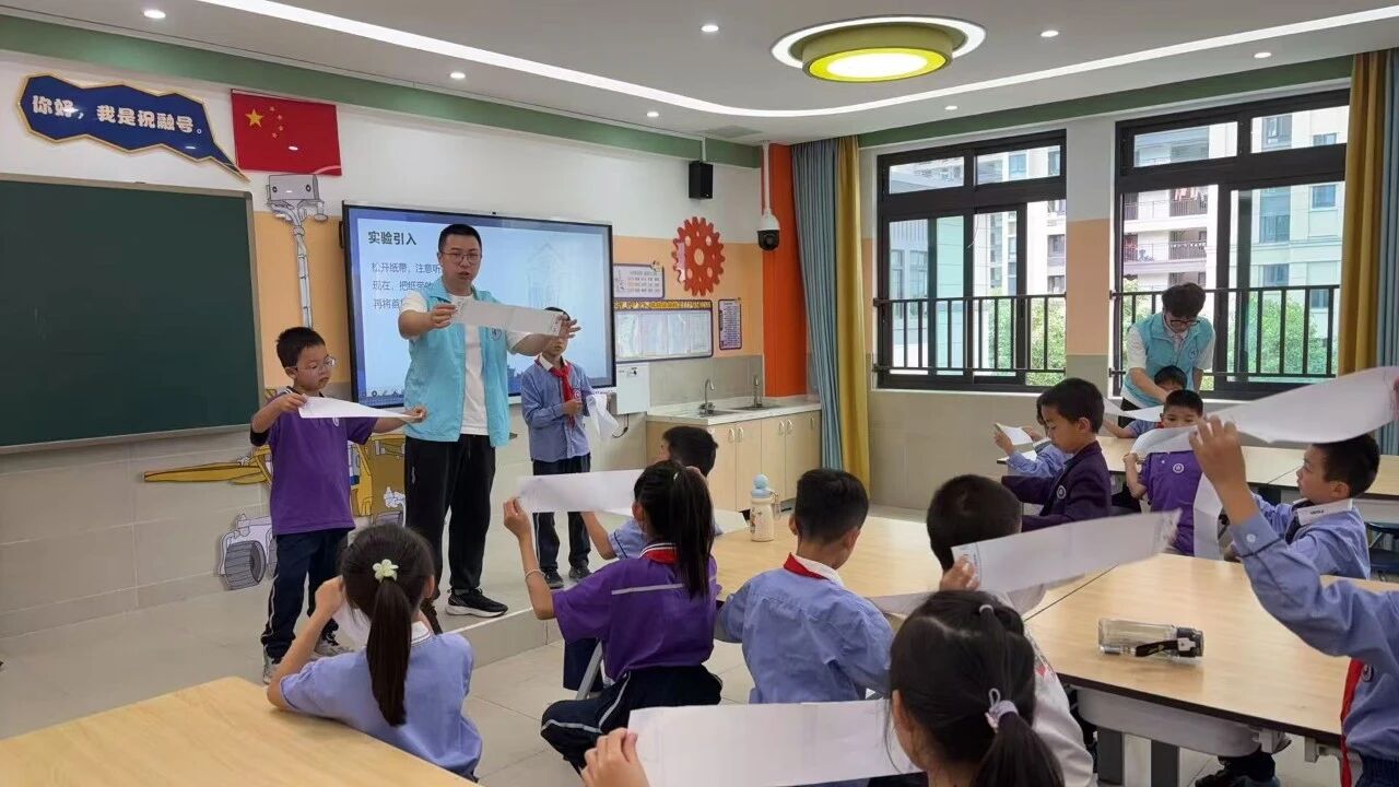 孩子们在志愿者地带领下开展实验
