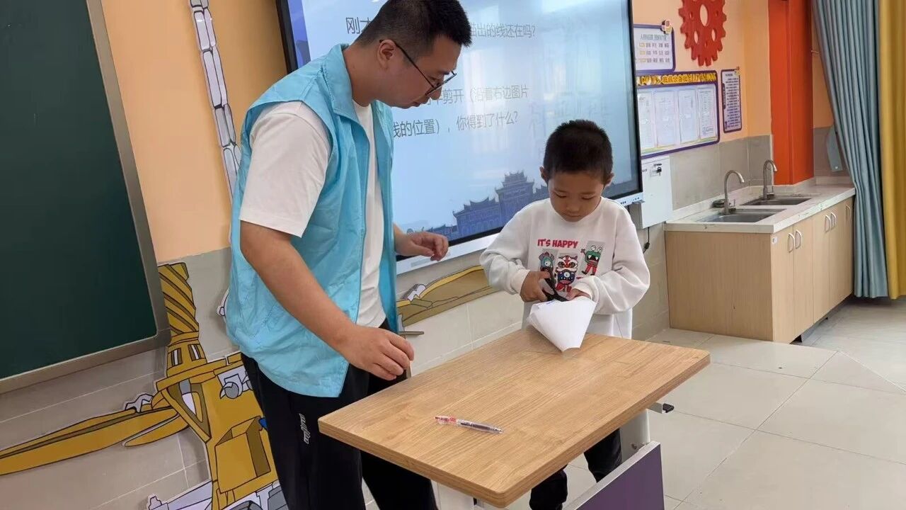 志愿者指导孩子做进阶实验
