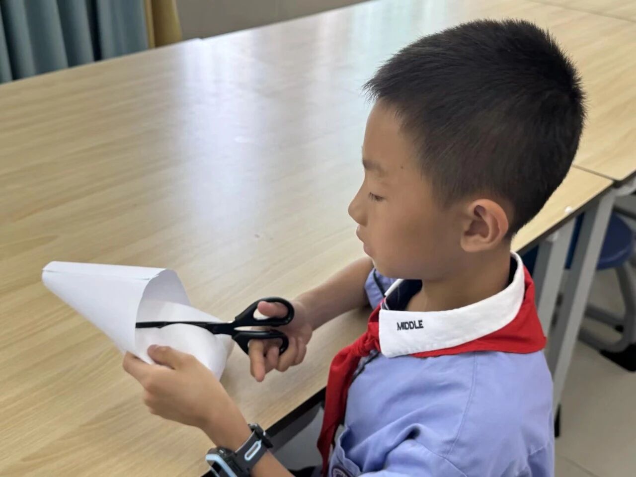 孩子正在沿莫比乌斯环中线裁剪