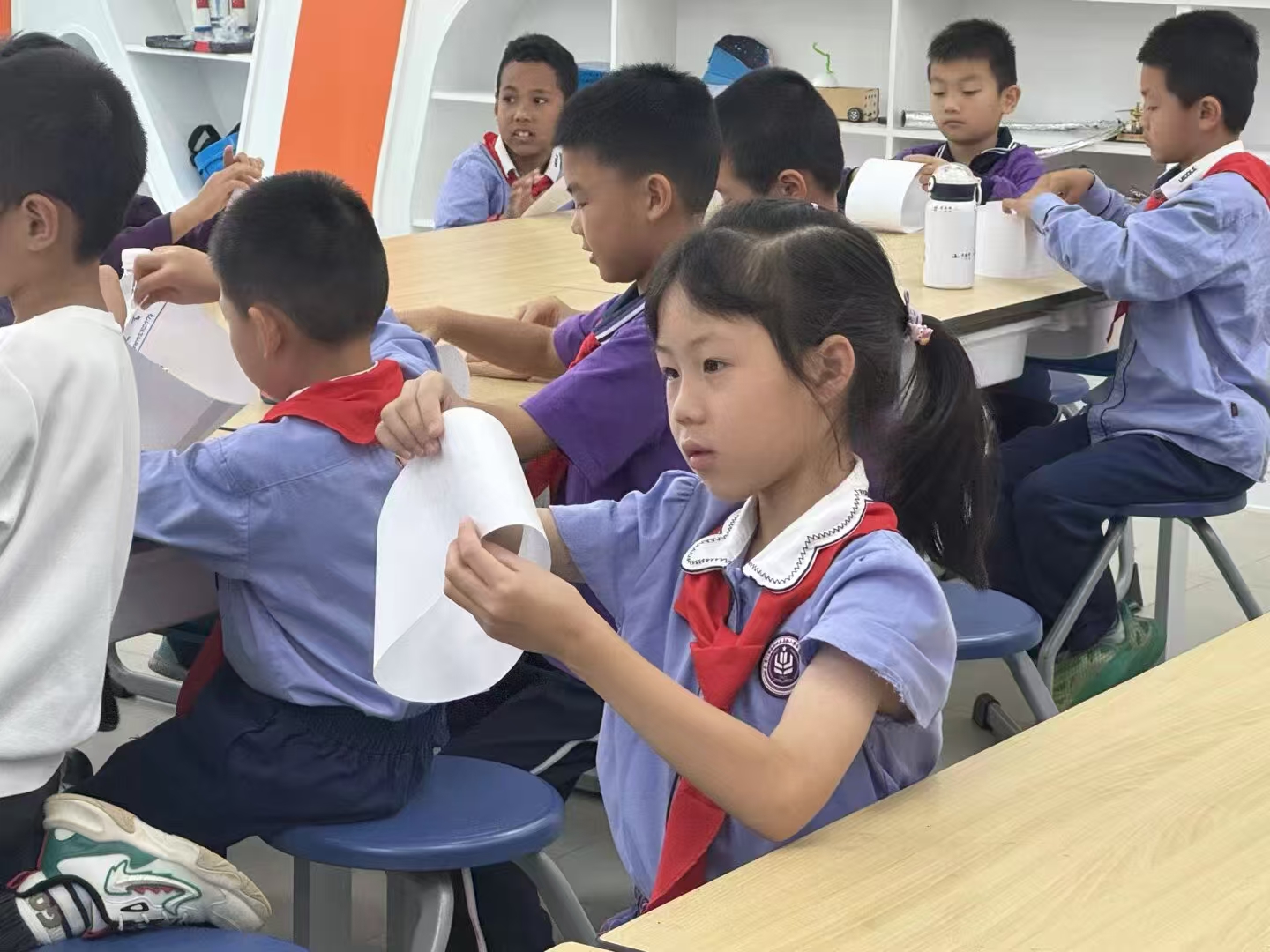 专心制作的孩子